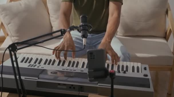 Músico Grabándose Tocando Piano Electrónico Usando Smartphone — Vídeos de Stock