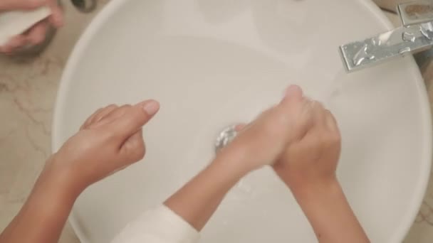 Yukarıdan Anne Oğulun Ellerini Lavaboda Sabunla Yıkaması Görünüyor — Stok video
