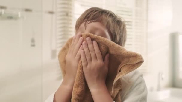 Medium Närbild Pre Teen Pojke Torka Ansiktet Med Handduk Framför — Stockvideo