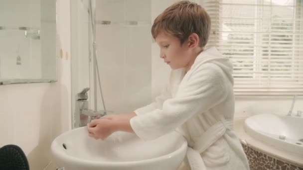 Genç Bir Çocuk Banyoda Tek Başına Bornozla Yüzünü Yıkamak Için — Stok video