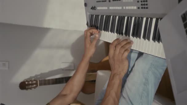 Vidéo Verticale Artiste Musical Dans Casque Enregistrement Lui Même Jouer — Video