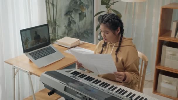 Genç Bir Kızın Notalara Baktığı Öğretmeninin Dizüstü Bilgisayarında Müzik Dersi — Stok video