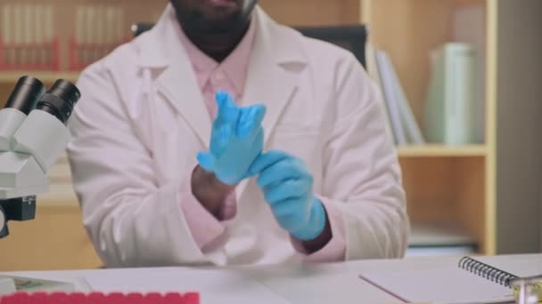 Μέτριο Πλάνο Του Επιστήμονα Που Φοράει Ιατρικά Γάντια Κατά Την — Αρχείο Βίντεο