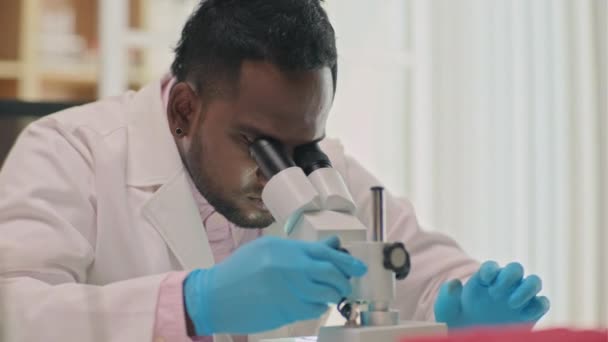 Scienziato Vestaglia Bianca Guanti Che Lavora Con Microscopio Facendo Ricerche — Video Stock