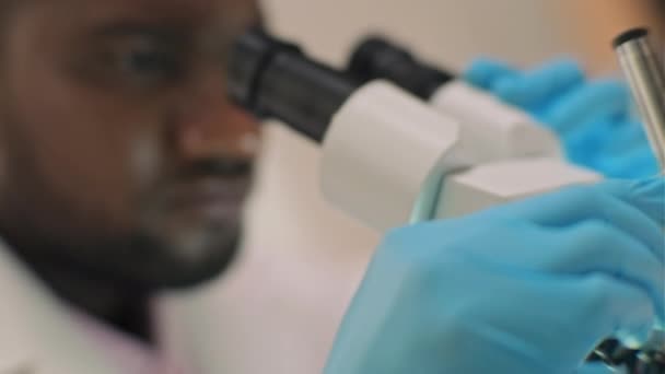 Primo Piano Dello Scienziato Uniforme Bianca Guanti Protettivi Microscopio Durante — Video Stock