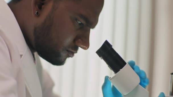 Kimiawan Bekerja Penelitian Menggunakan Seragam Pelindung Dan Melihat Mikroskop Laboratorium — Stok Video