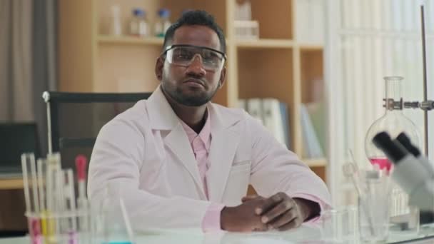 Laboratuvarda Çalışırken Kameraya Poz Veren Bilim Adamının Orta Boy Görüntüsü — Stok video