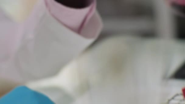 Apotheker Beschermende Masker Handschoenen Onderzoeken Pil Het Werk Het Laboratorium — Stockvideo