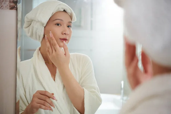 朝のシャワーの後に顔に保湿化粧水を適用するトランスジェンダーの女性 — ストック写真