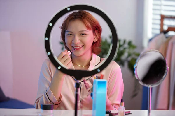 Χαμογελώντας Νεαρή Τρανσέξουαλ Γυναίκα Κινηματογραφεί Τον Εαυτό Της Εφαρμογή Μακιγιάζ — Φωτογραφία Αρχείου