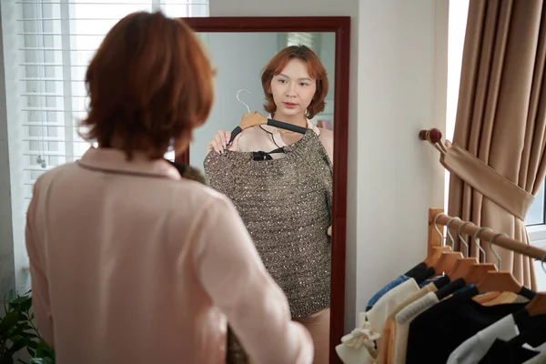 Διεμφυλική Γυναίκα Στέκεται Μπροστά Στον Καθρέφτη Και Δοκιμάζει Πουλόβερ — Φωτογραφία Αρχείου