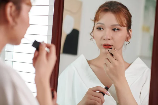 Mujer Transgénero Joven Mirando Espejo Aplicar Lápiz Labial Rojo —  Fotos de Stock