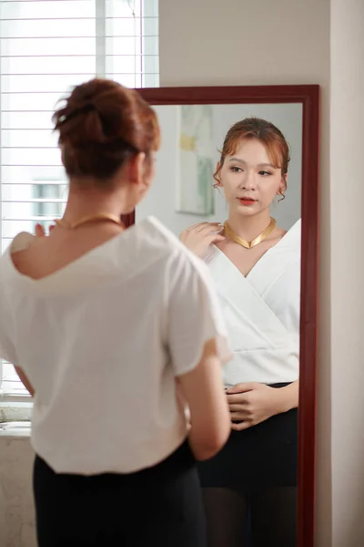 Mulher Transgênero Elegante Olhando Para Espelho Depois Preparar Para Evento — Fotografia de Stock