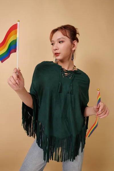 Jonge Transgender Vrouw Poseren Met Twee Regenboog Vlaggen Trots Maand — Stockfoto