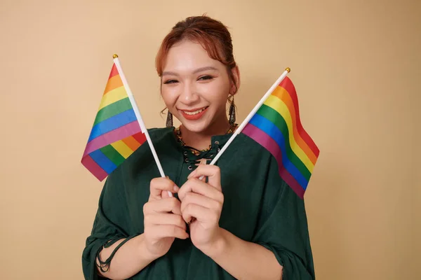 Retrato Mulher Transexual Alegre Com Duas Bandeiras Orgulho Lgbt — Fotografia de Stock