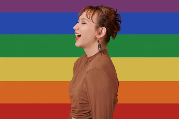 Портрет Сміху Трансгендерної Жінки Стоїть Веселковому Прапорі — стокове фото