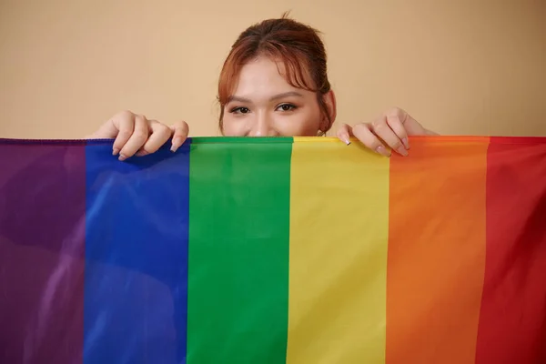Mulher Alegre Transexual Segurando Bandeira Orgulho Olhando Para Câmera — Fotografia de Stock