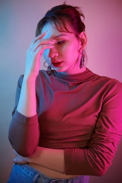 Depressieve Vermoeide Transgender Vrouw Staande Neon Licht — Stockfoto