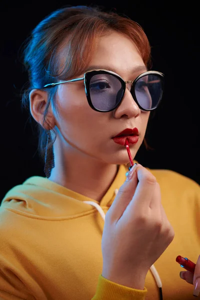 Transgender Frau Mit Sonnenbrille Trägt Roten Flüssigen Lippenstift Auf — Stockfoto