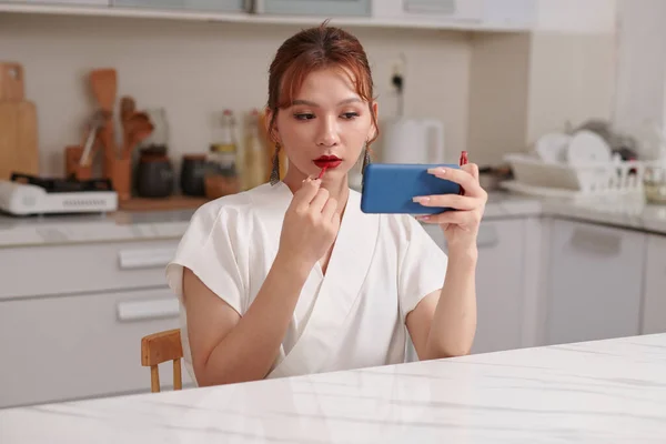 Transgenre Femme Utilisant Smartphone Comme Miroir Lors Application Rouge Lèvres — Photo