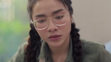 Atölyede kil figürü oluşturma sürecinde olan Asyalı öğrenci gözlemleme uzmanını kapat