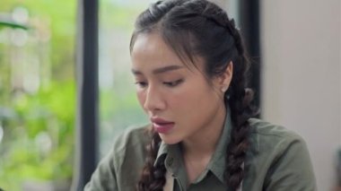 Atölyede kil heykel ustası olan iki kadına yaklaş.