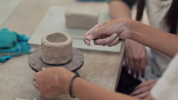 车间的女性手与陶瓷轮上的黏土罐一起工作 — 图库视频影像