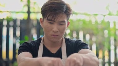 Adam atölyede çömlek çarkında kil esrar yapıyor.