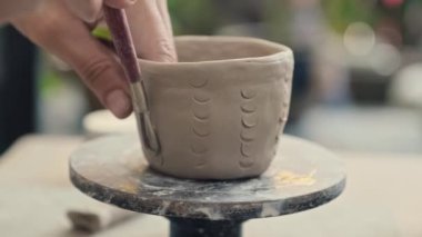 El yapımı süslemeleri çömlek tekerindeki kil çömlek üzerinde atölyede özel bir aletle kapat