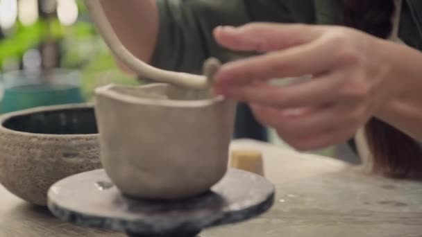 车间女性手在桌子上雕刻粘土人物形象的合影 — 图库视频影像