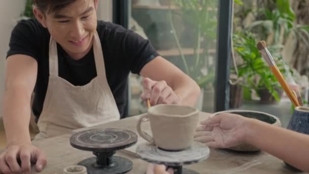 Середній Постріл Азіатського Чоловіка Який Малює Глиняну Кухню Тримаючи Руках — стокове відео