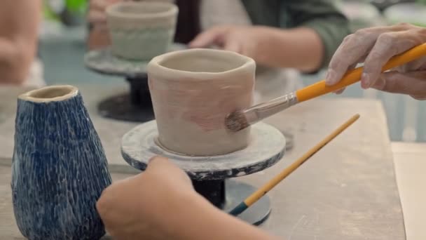 바퀴에 항아리를 손으로 색칠하는 — 비디오