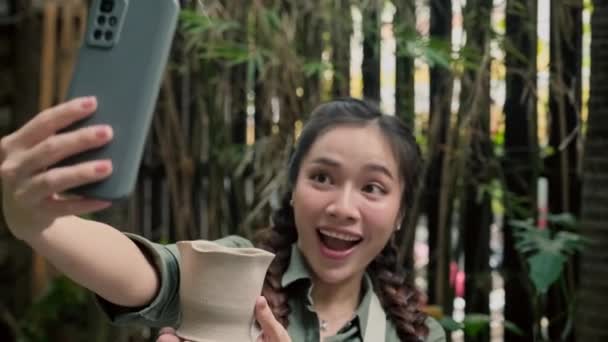 Medium Close Van Aziatische Vrouw Nemen Selfie Met Handgemaakte Klei — Stockvideo