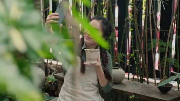 Aziatische Vrouw Nemen Selfie Holding Handgemaakte Klei Pot Hand — Stockvideo