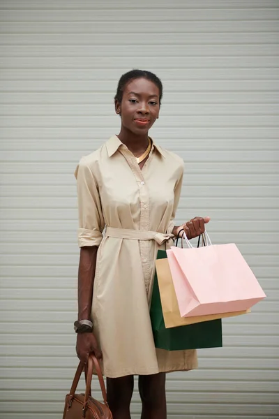 Улыбающаяся Черная Молодая Женщина Большим Количеством Бумажных Пакетов После Покупки — стоковое фото