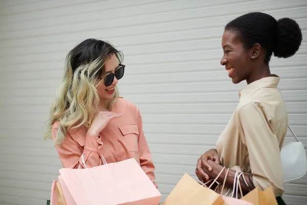 Fröhliche Freunde Besprechen Einkäufe Nach Dem Gemeinsamen Einkauf Einkaufszentrum — Stockfoto