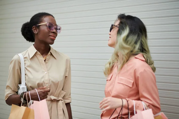 긍정적 여성들 시내에서 쇼핑을 교환에 이야기한다 — 스톡 사진