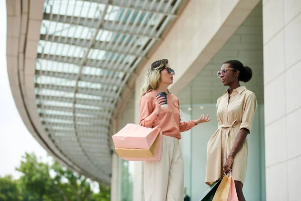 여성들 쇼핑센터 입구에서 소식을 이야기하는 — 스톡 사진
