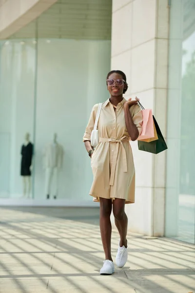 Schwarze Junge Frau Beigem Kleid Verlässt Geschäft Mit Vielen Einkaufstüten — Stockfoto
