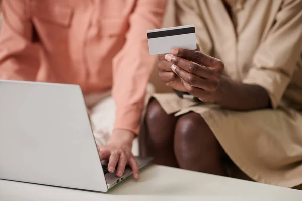 Imagem Close Amigos Que Pagam Com Cartão Crédito Fazer Compras — Fotografia de Stock