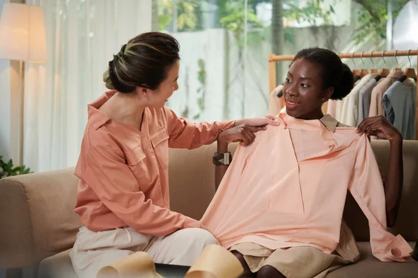 Genç Bayan Arkadaşına Yeni Şeftali Bluzunu Gösteriyor — Stok fotoğraf