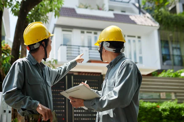 Arbeiter Zeigt Auf Das Haus Von Kunden Die Solarmodule Bestellt — Stockfoto