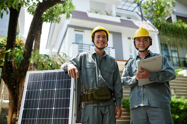 Portrait Happy Workers Standing Next Solar Panels Ready Installation — Stock Photo, Image