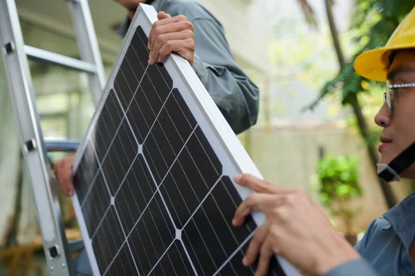Abgeschnittenes Bild Von Arbeitern Die Solarzellen Auf Dach Heben — Stockfoto