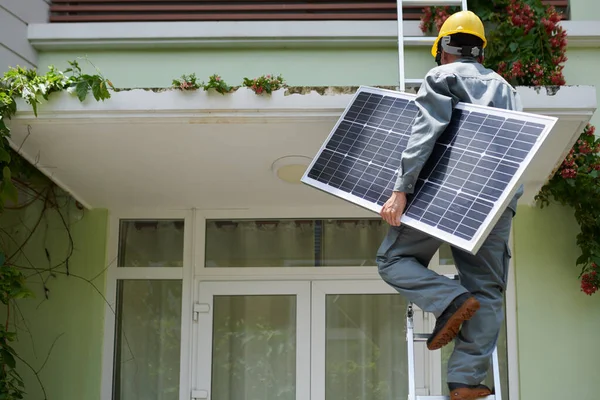 Installateur Mit Solarmodul Klettert Auf Dach Von Wohnhaus — Stockfoto