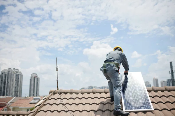 Worker Hardhat Grey Uniform Installing Solar Panel Roof — Stock Photo, Image