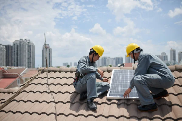 Team Von Arbeitern Installiert Sonnenkollektoren Auf Dem Dach Großstadt Hintergrund — Stockfoto