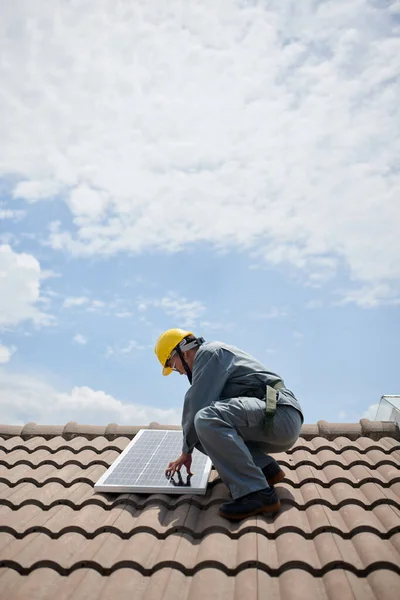 Contratante Solar Instalação Painéis Telhado Conceito Energia Renovável — Fotografia de Stock