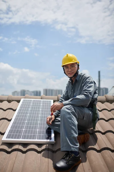 Retrato Empreiteiro Sentado Telhado Lado Painel Solar Sorrindo Para Câmera — Fotografia de Stock