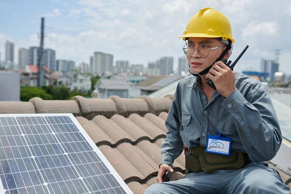 Wykonawca Stojący Dachu Obok Panelu Słonecznego Mówiący Przez Krótkofalówkę — Zdjęcie stockowe